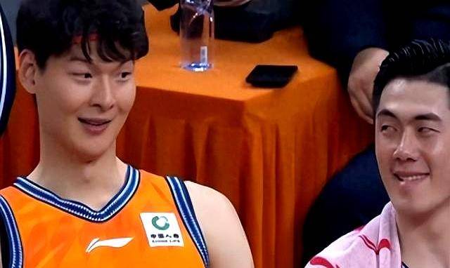 太狠了！转会期迈阿密热火调整名单以备国王杯哈登在湖人比赛中突破纪录，风云突变深圳男篮加时末段队长鼓劲的简单介绍